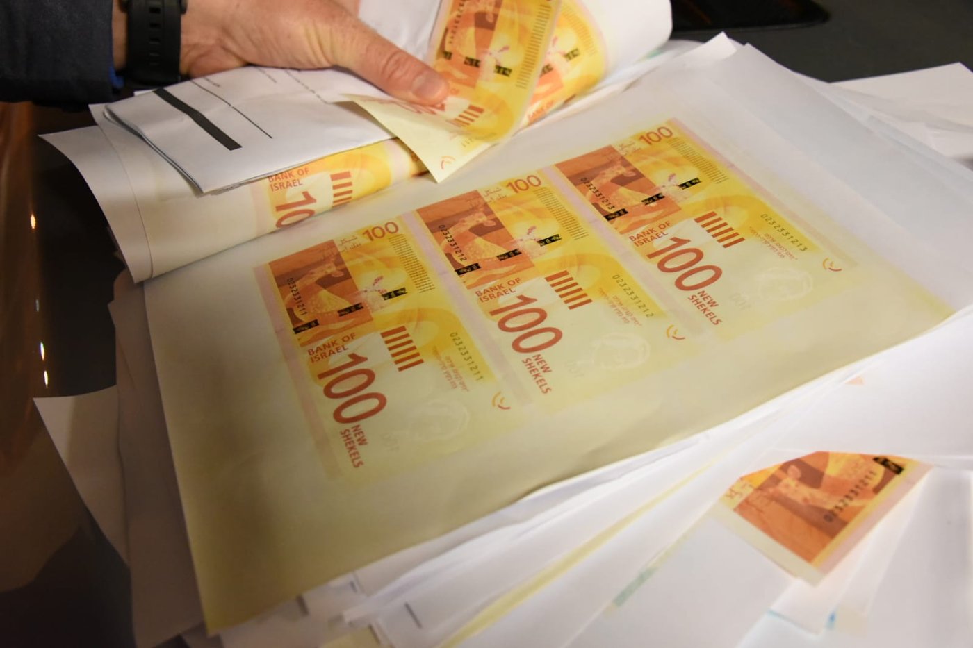 צפו: נתפסו מזייפים שטרות והשליכו מהחלון