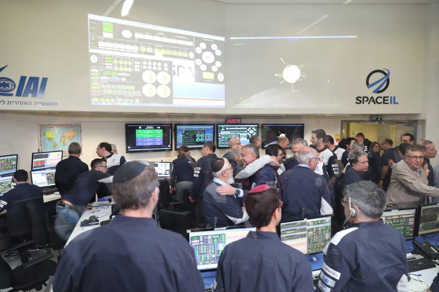 המעקב בישראל אחרי ביצוע התמרון.
