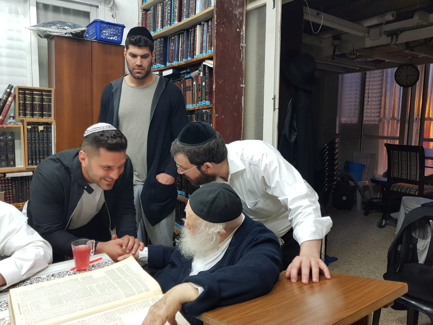 המדליסט ואחיו הספורטאי התברכו אצל שר התורה