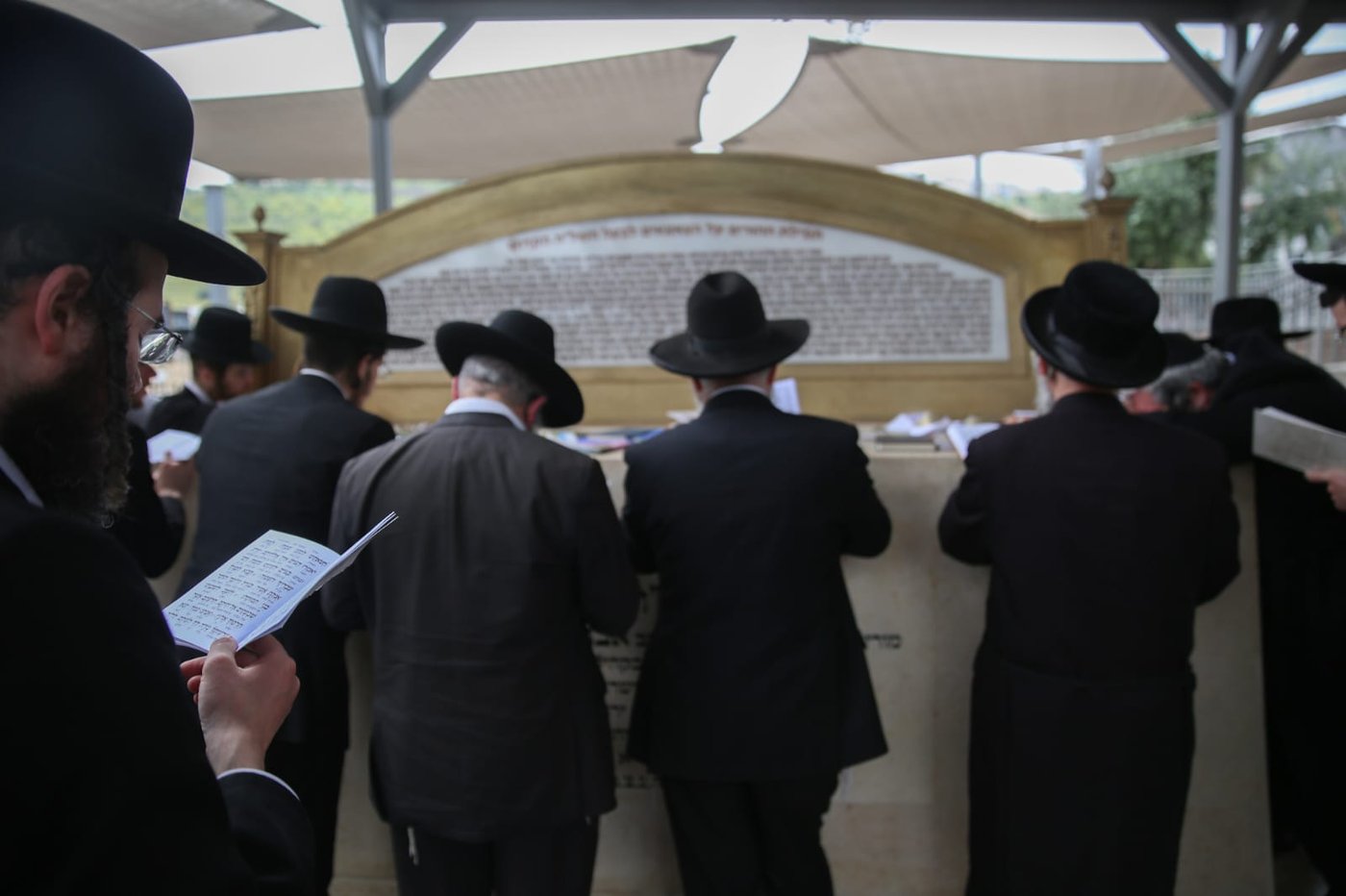 מאות עולים לקברו של השל"ה הקדוש • צפו