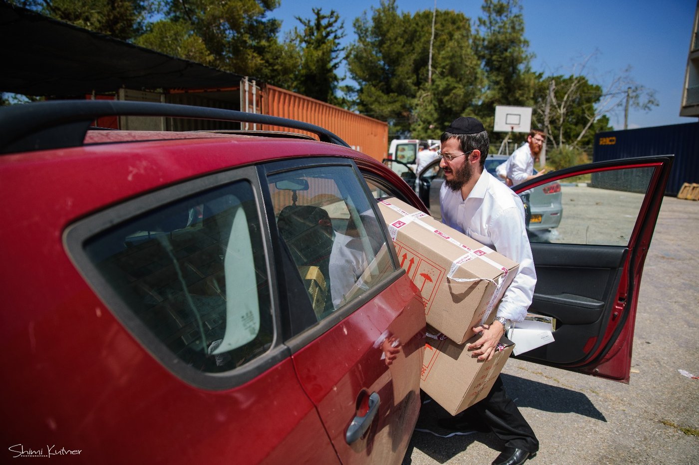 כך מחלקים החב"דניקים אלפי מצות שמורה