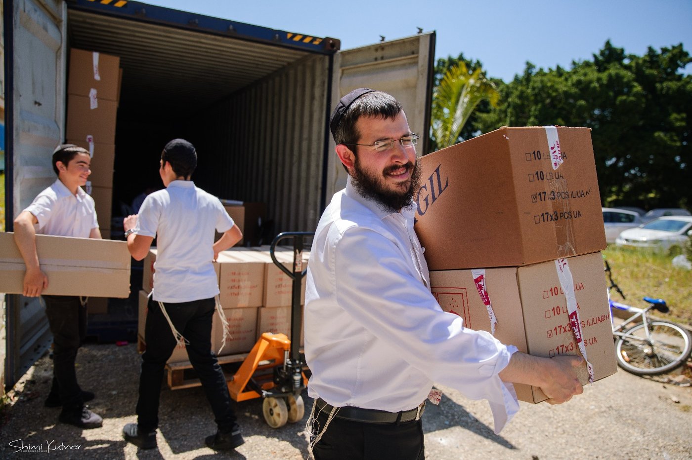 כך מחלקים החב"דניקים אלפי מצות שמורה