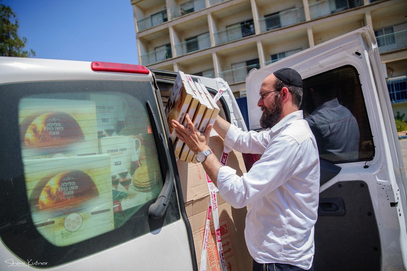 כך מחלקים החב"דניקים אלפי מצות שמורה