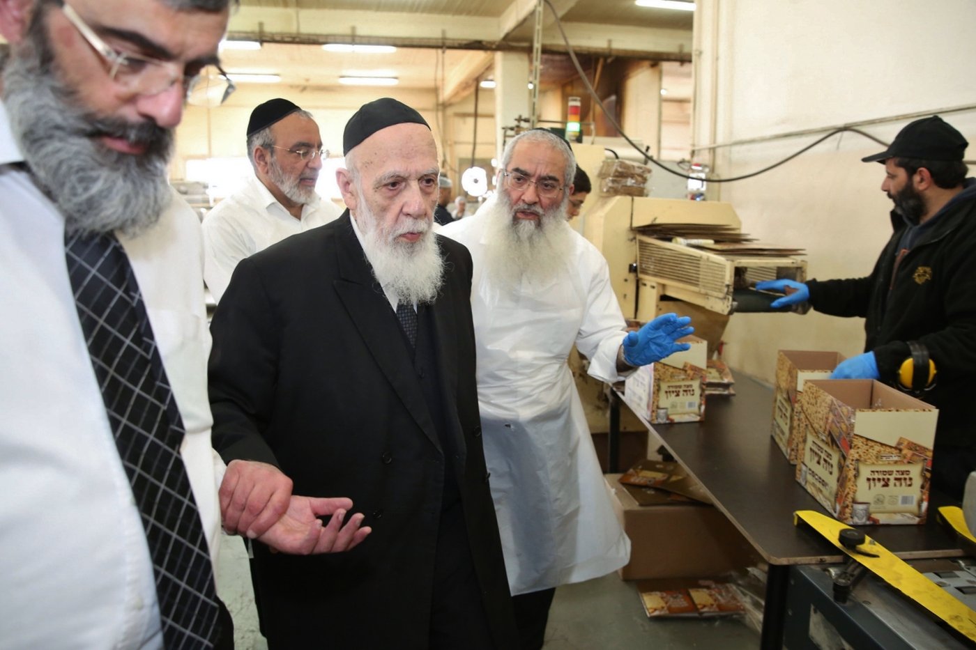 נשיא המועצת הגר"ש כהן באפיית מצות