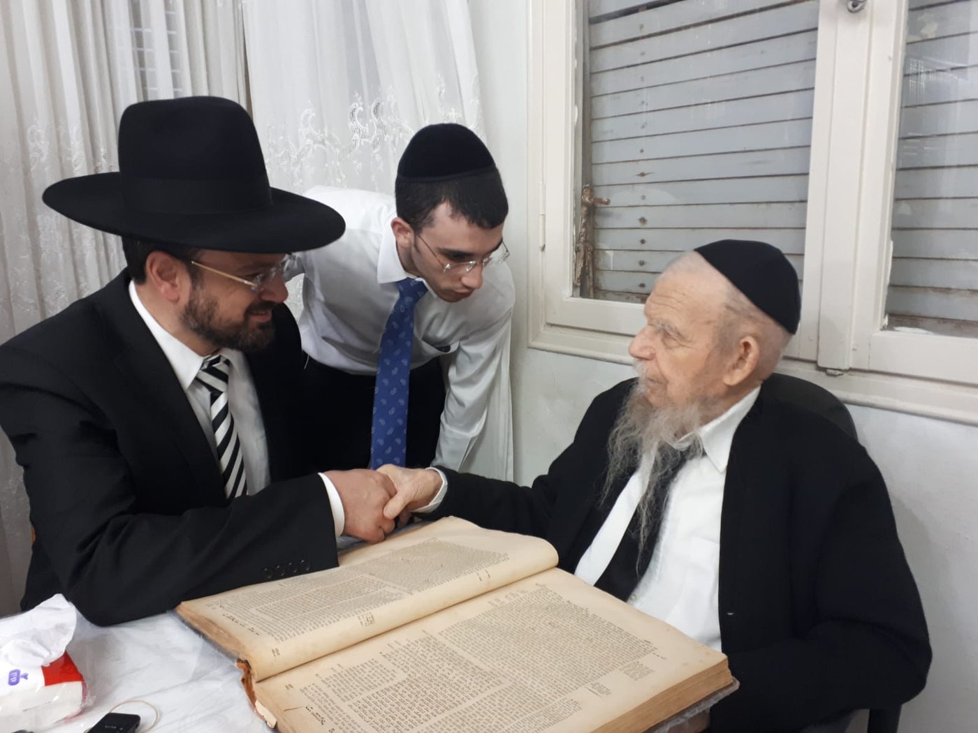 תיעוד: חול המועד במעונו של ראש הישיבה