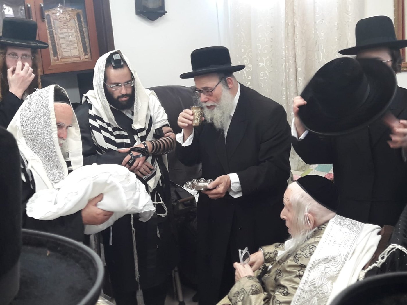 בשמחת ברית לאחד מחסידיו