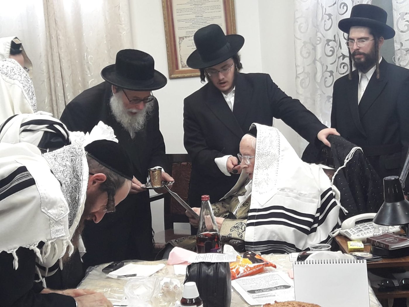 חסידי קאליב אבלים ובוכים: "מי ידאג לנו כך במסירות נפש"
