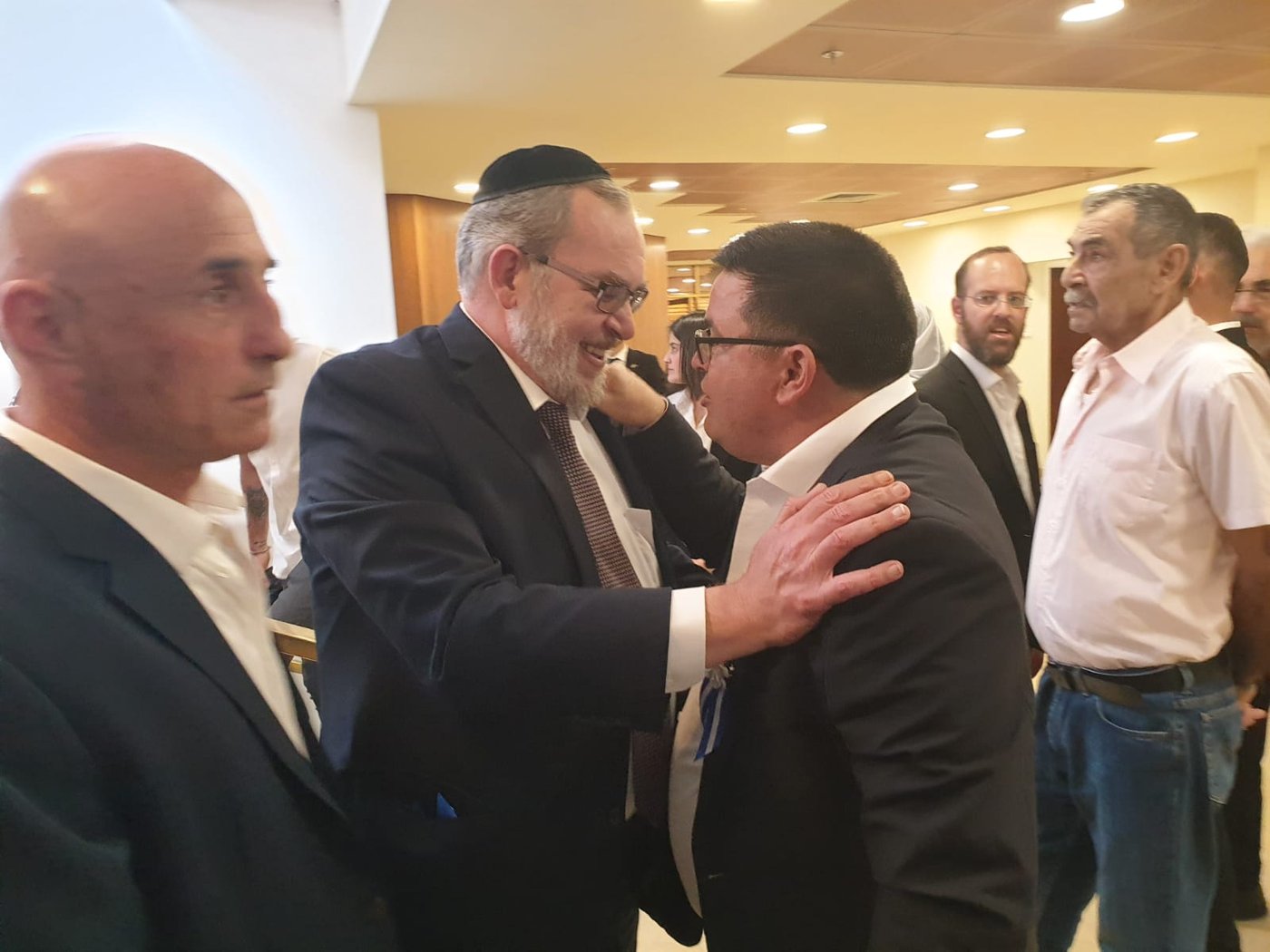 כשיעקב אשר ובני גנץ התחבקו בכנסת. צפו