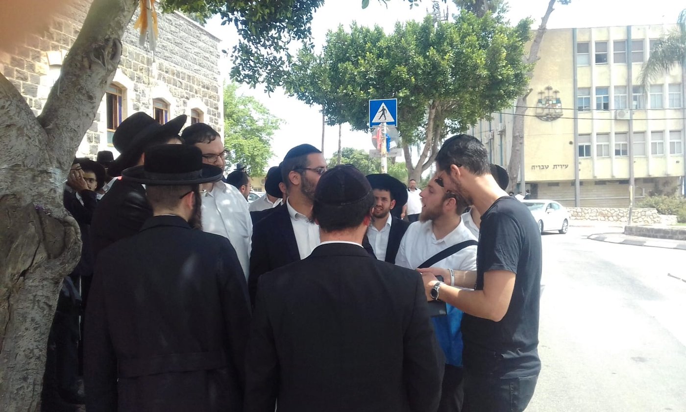 אברכי טבריה הפגינו: "אנחנו משלמים ארנונה"