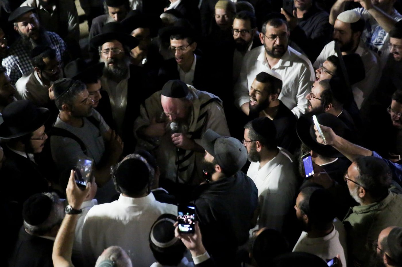 אלפים התפללו בקברו של יהושע בן נון • צפו