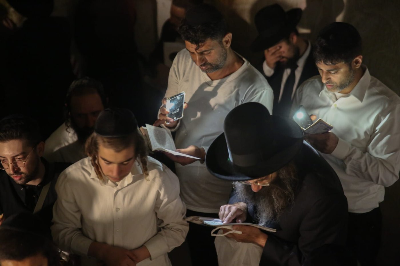 אלפים התפללו בקברו של יהושע בן נון • צפו
