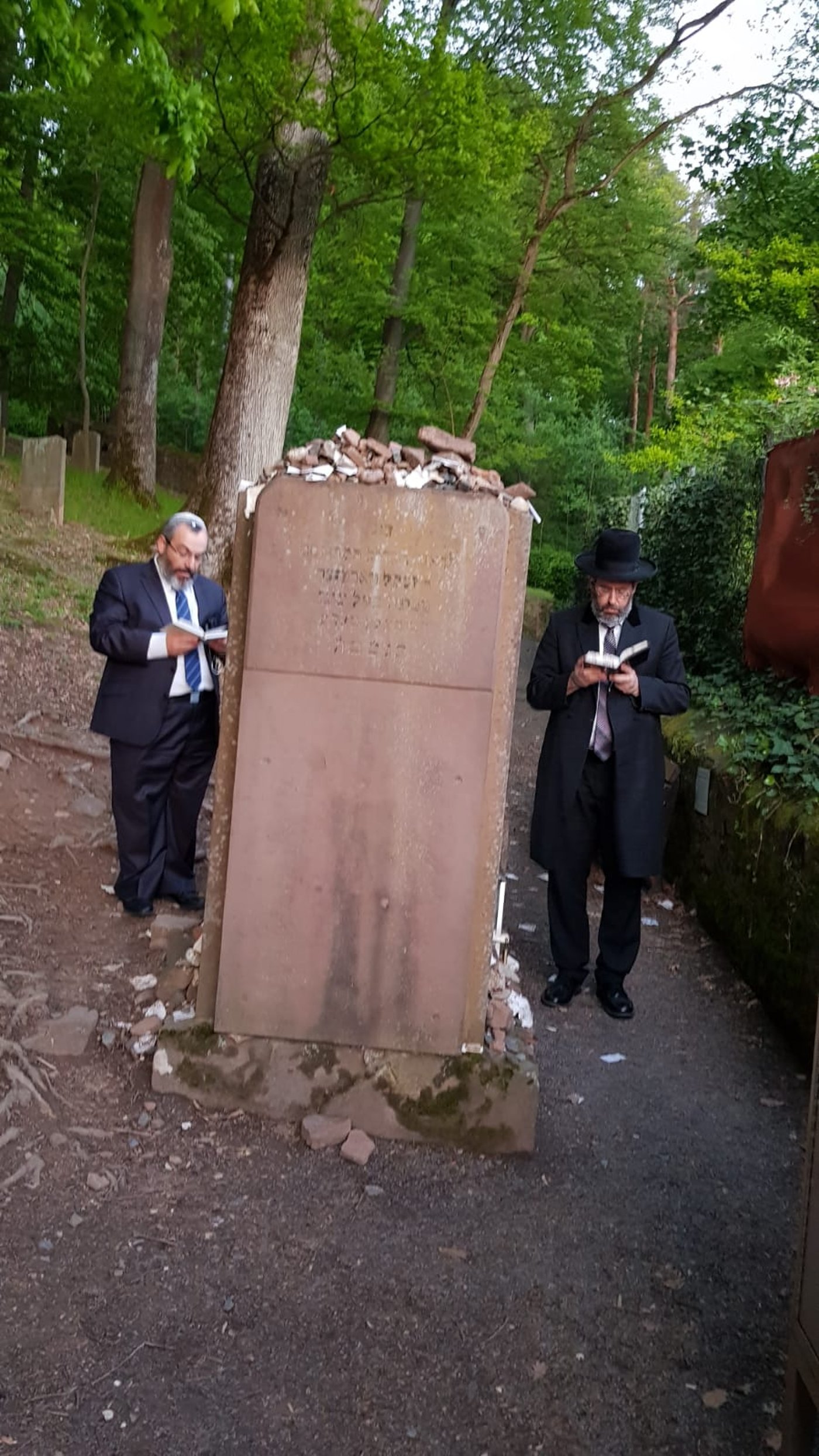 הגר"ד לאו ביקר בקברי הצדיקים בפרנקפורט