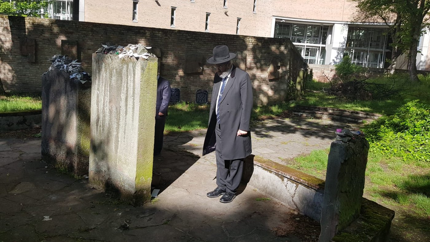 הגר"ד לאו ביקר בקברי הצדיקים בפרנקפורט