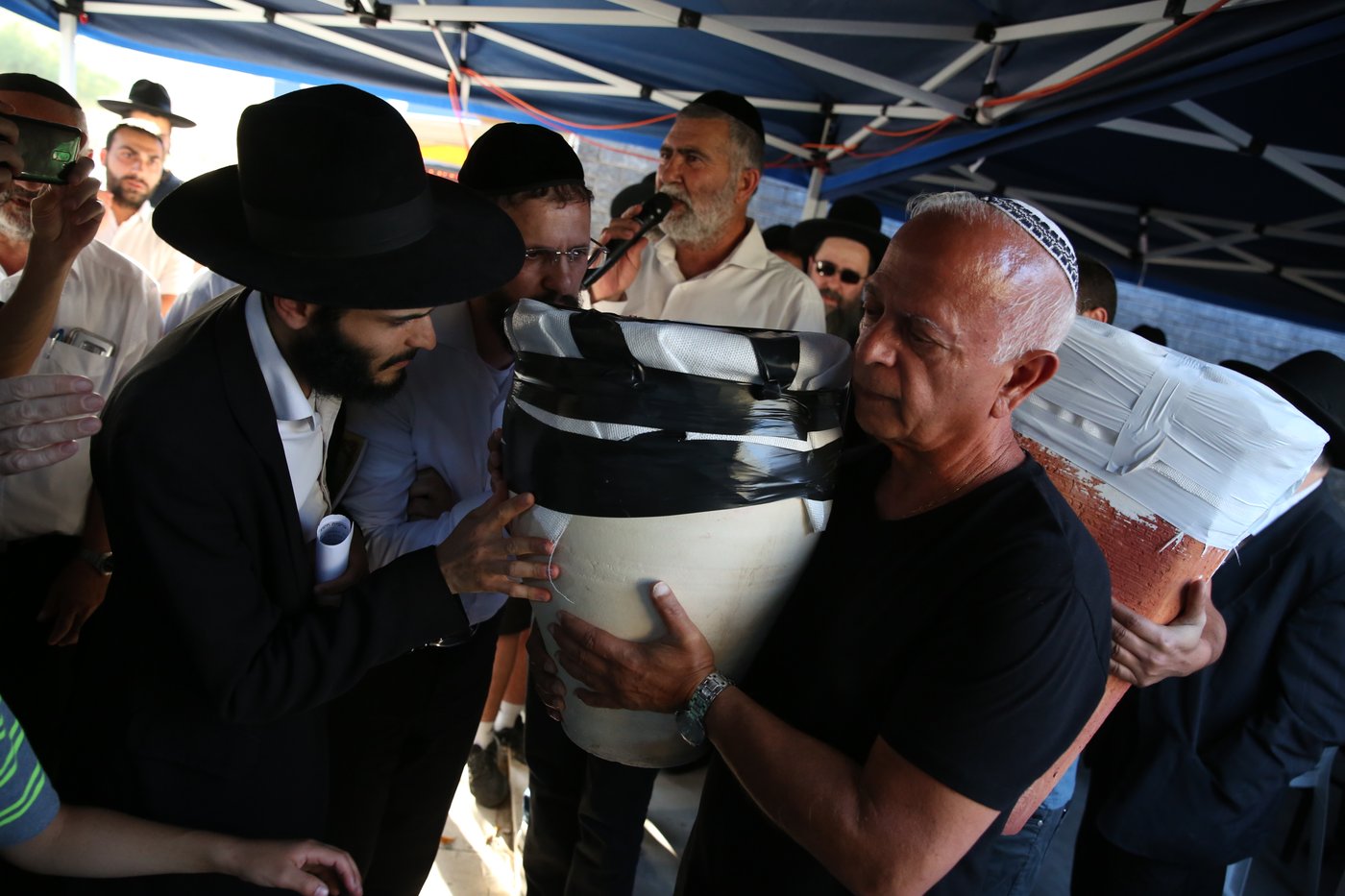 טבריה: שבעת ספרי התורה שנשרפו - נקברו