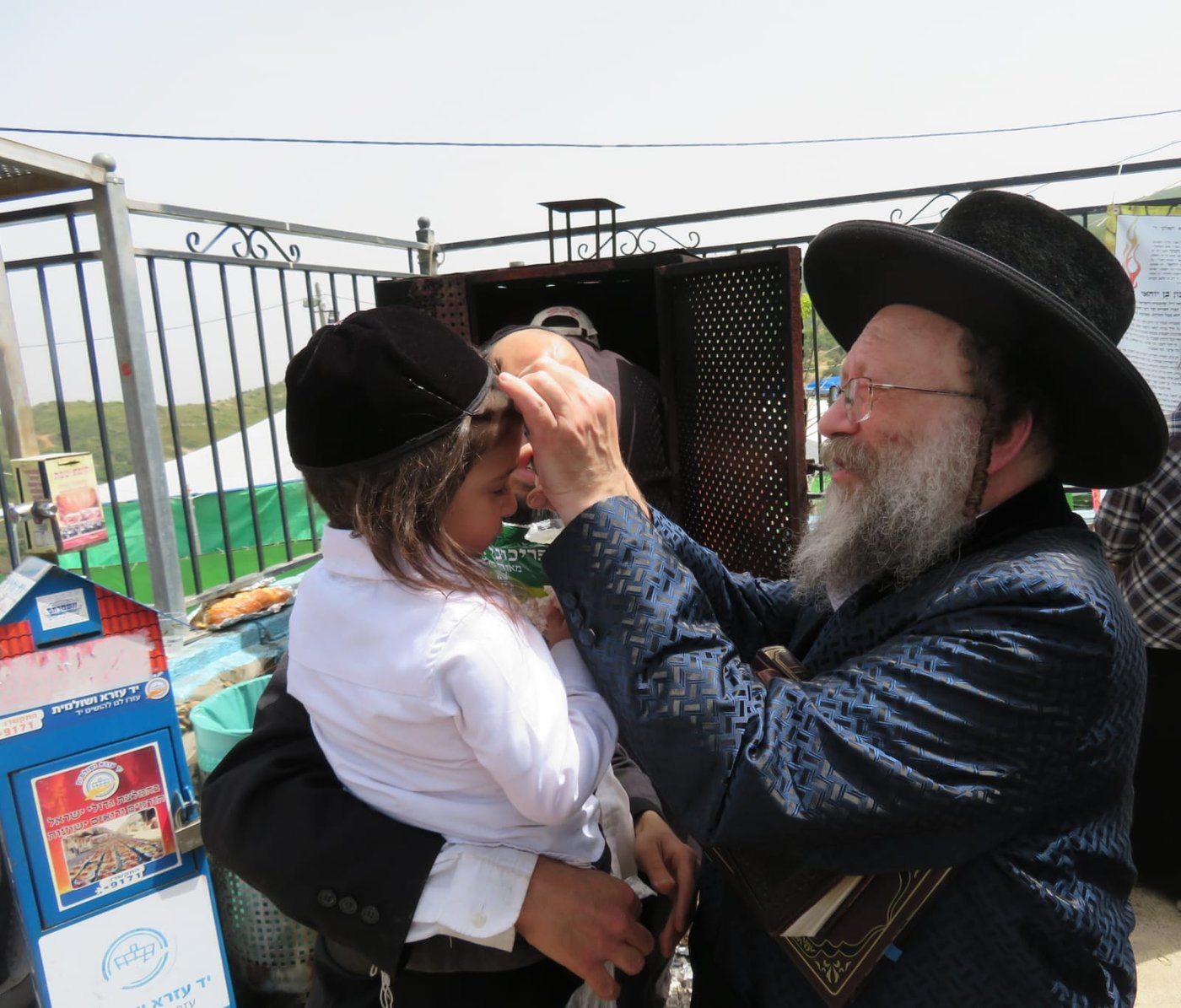 האדמו"ר מנדבורנא באניא במעמד ה'חלאקה' במירון