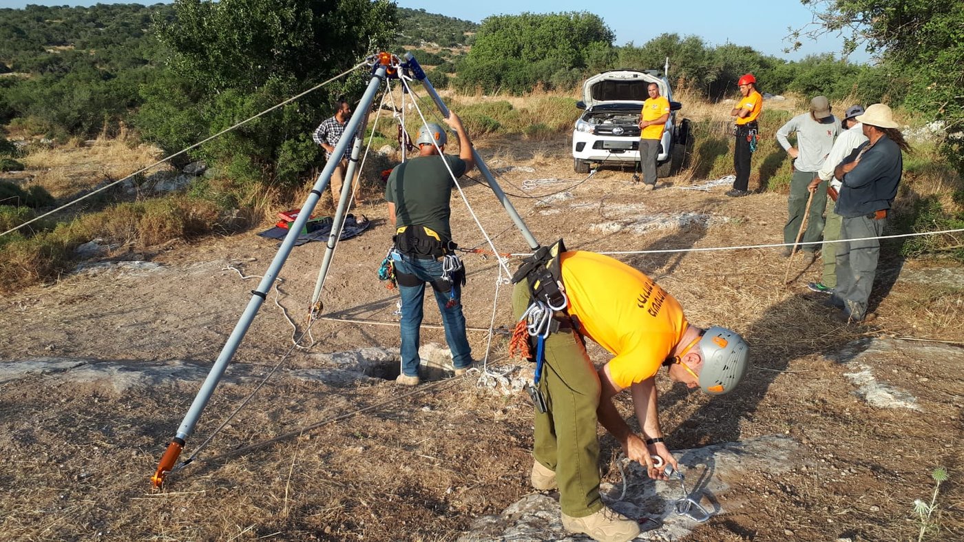עגל במשקל 200 ק"ג חולץ מבור בעומק 6 מטרים