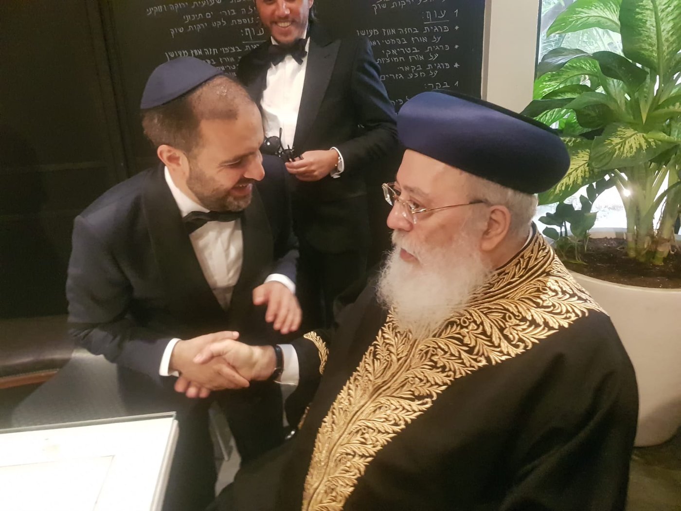 משפחת לוק בחגיגת פיוטים בחתונת משה לוק