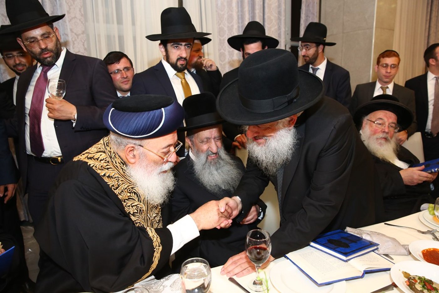 צפו: חתונת נכדת הראשל"צ והגרב"צ מוצפי