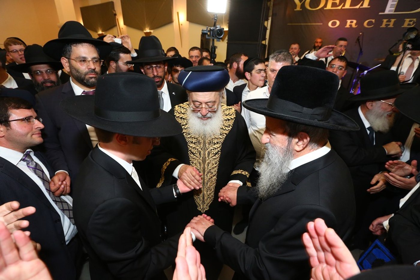 צפו: חתונת נכדת הראשל"צ והגרב"צ מוצפי