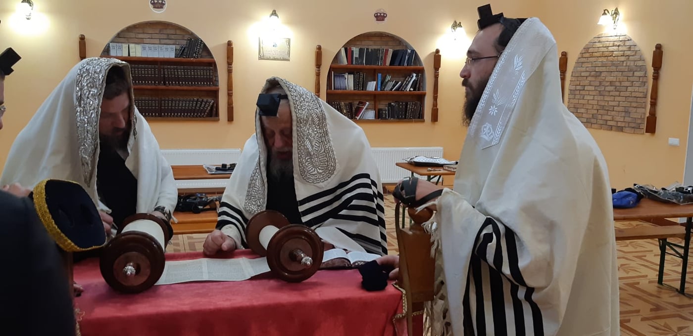 האדמו"ר מקאפיטשניץ במסע לקברי צדיקים באוקראינה