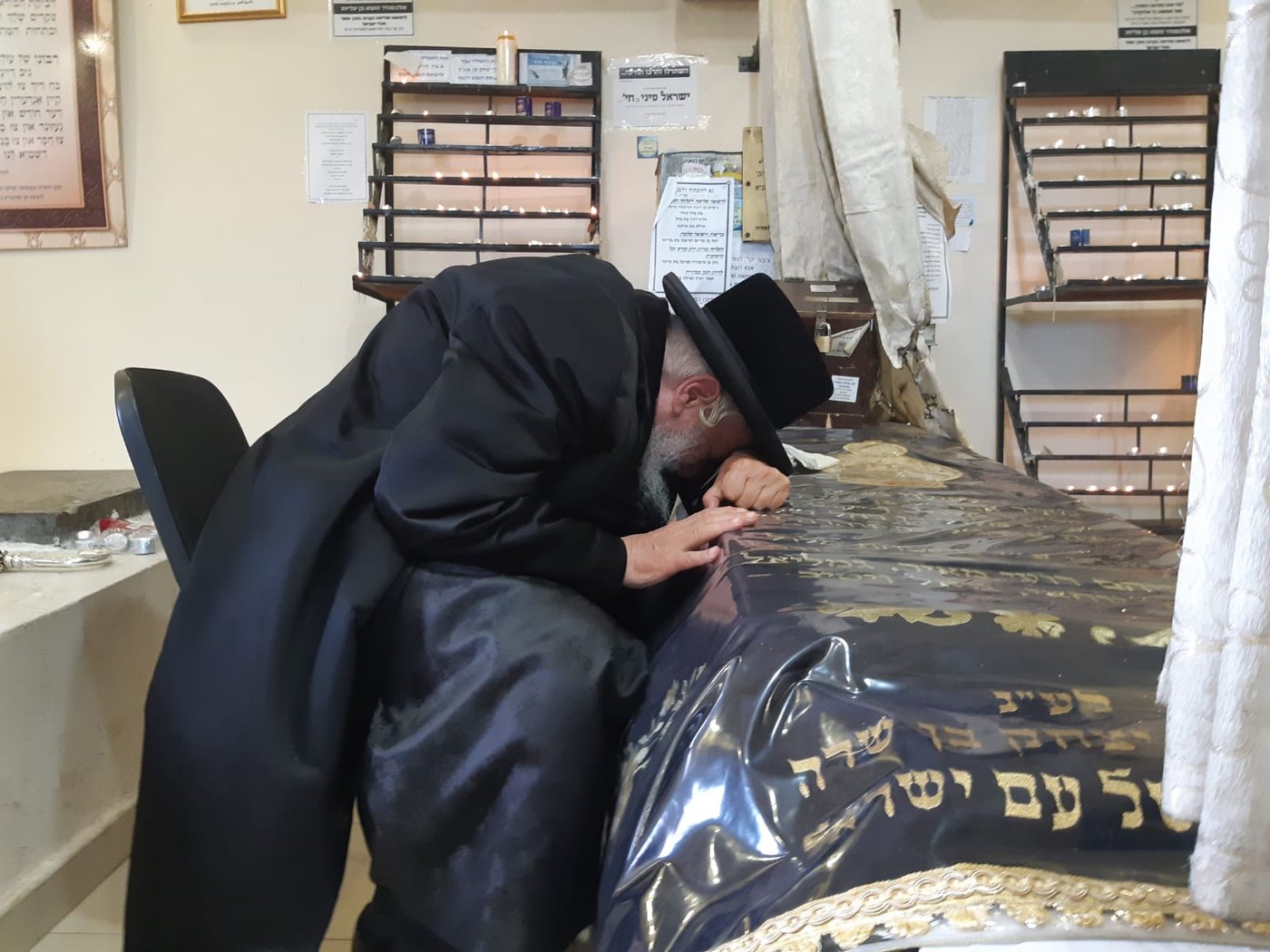 האדמו"ר מקאפיטשניץ במסע לקברי צדיקים באוקראינה
