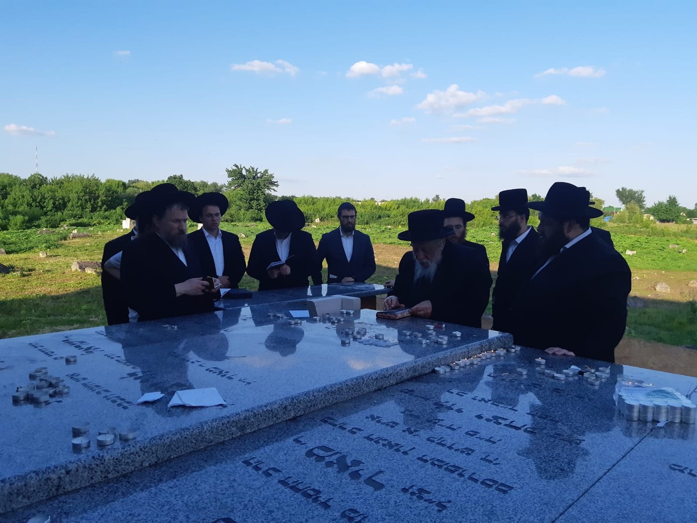 האדמו"ר מקאפיטשניץ במסע לקברי צדיקים באוקראינה