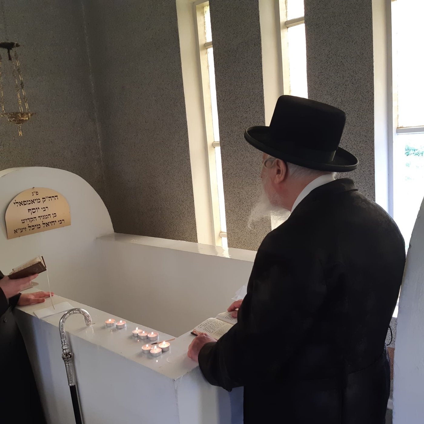 האדמו"ר מקאפיטשניץ במסע לקברי צדיקים באוקראינה