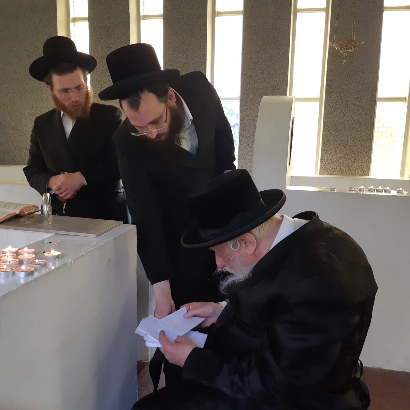 האדמו"ר מקאפיטשניץ במסע לקברי צדיקים באוקראינה