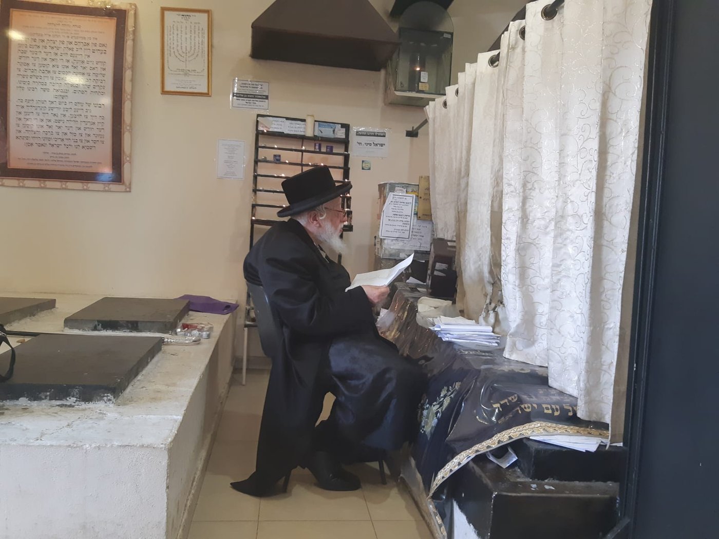 האדמו"ר מקאפיטשניץ במסע לקברי צדיקים באוקראינה