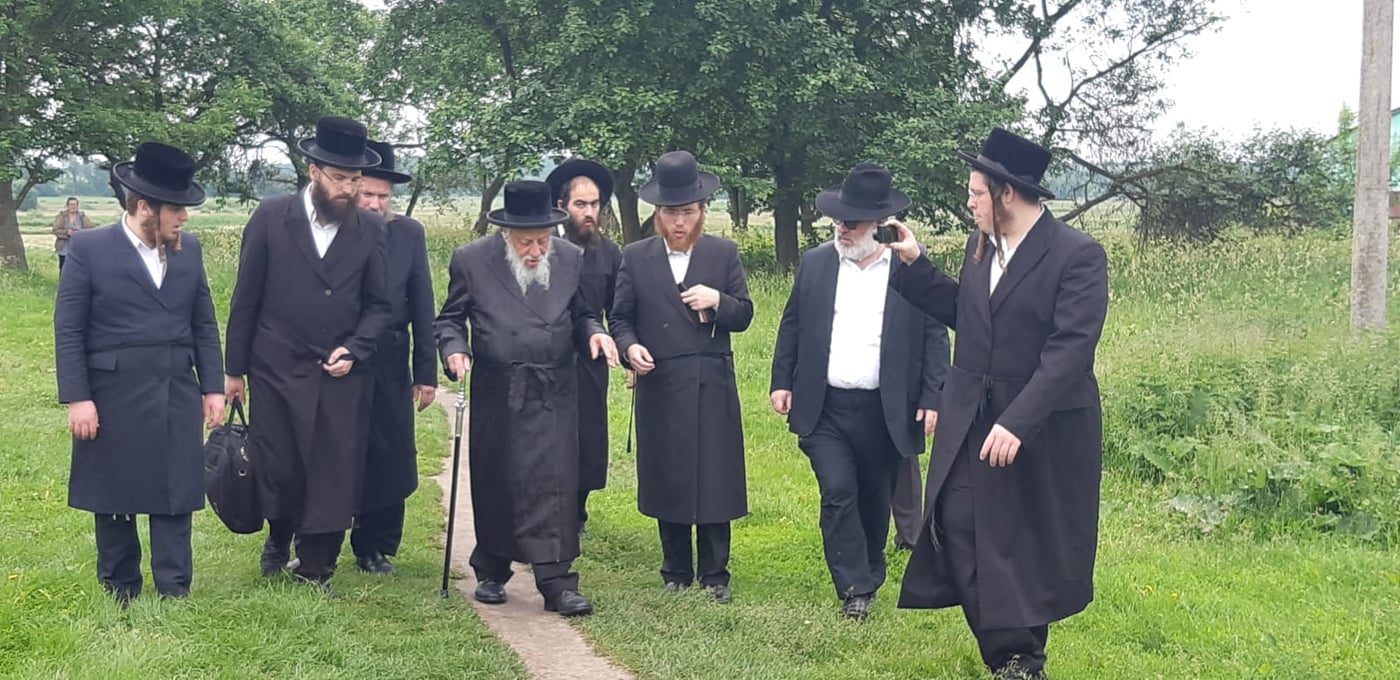 האדמו"ר מקאפיטשניץ במסע לקברי צדיקים באוקראינה