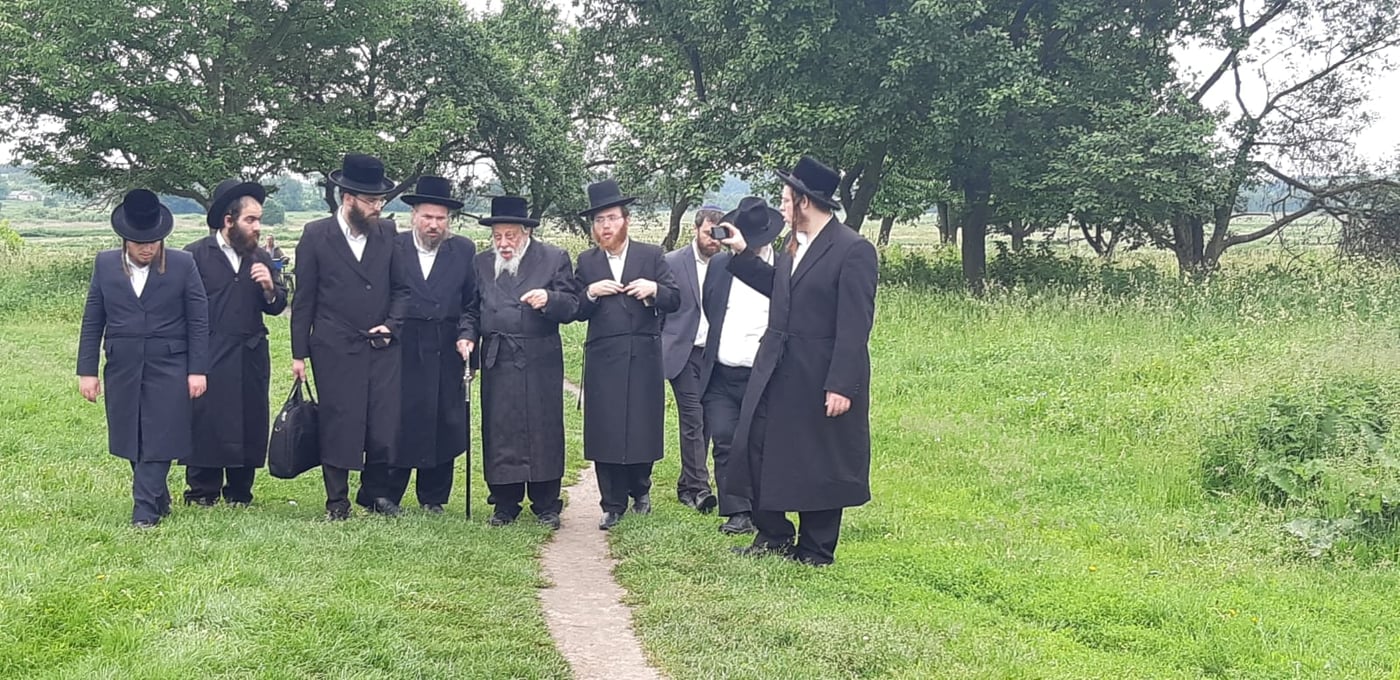 האדמו"ר מקאפיטשניץ במסע לקברי צדיקים באוקראינה