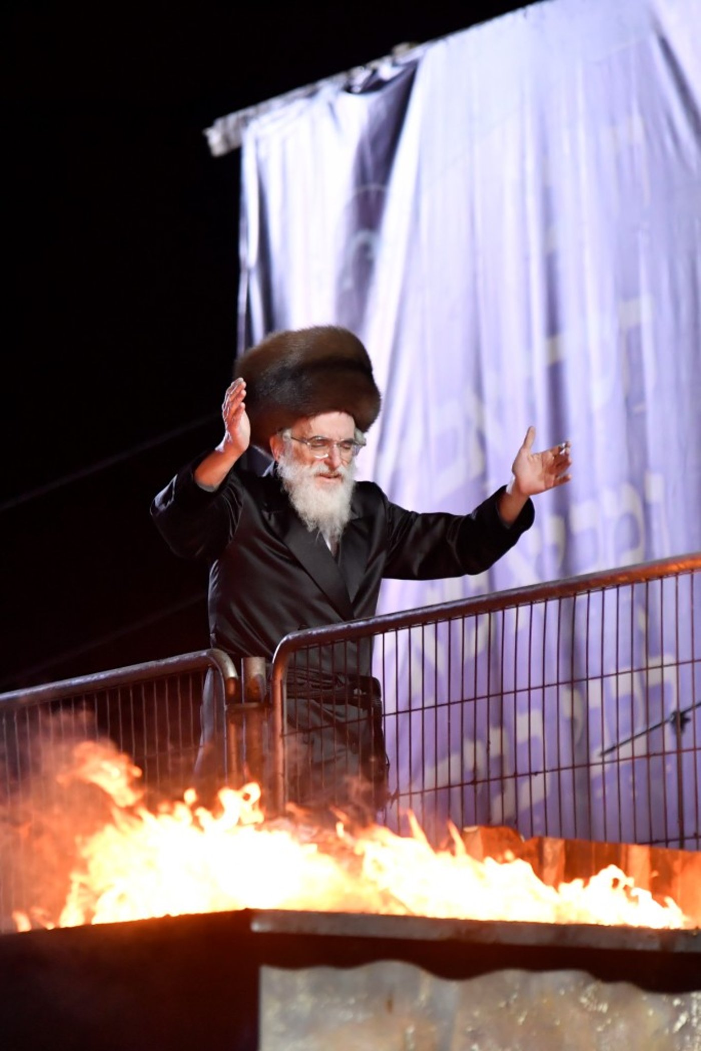 חודש השמחה בויז'ניץ נפתח במירון. תיעוד