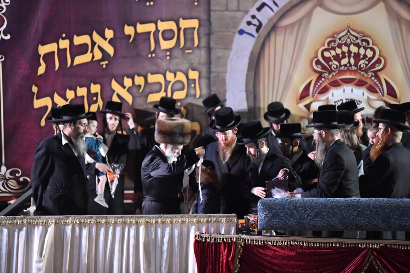 חודש השמחה בויז'ניץ נפתח במירון. תיעוד