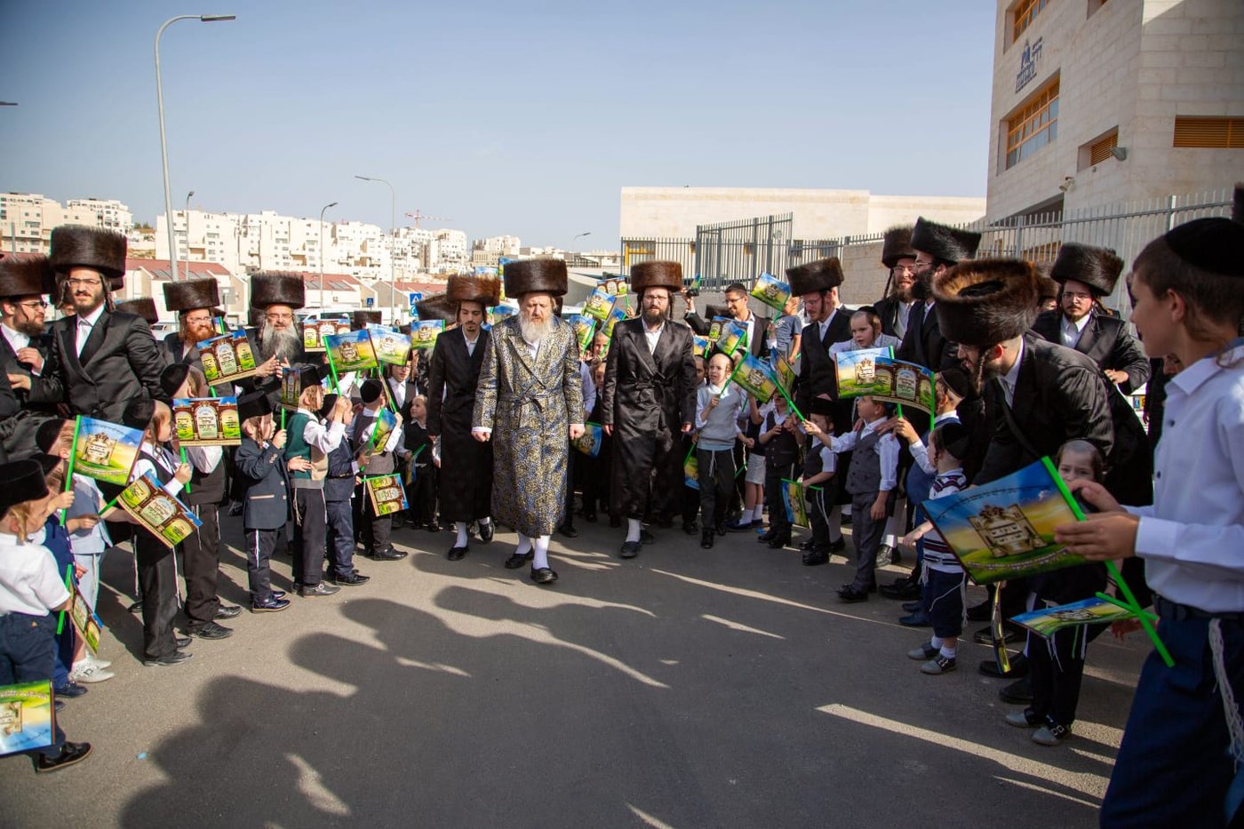 מעמד קבלת פנים ו'טיש' נעילת החג בדז'יקוב ויז'ניץ