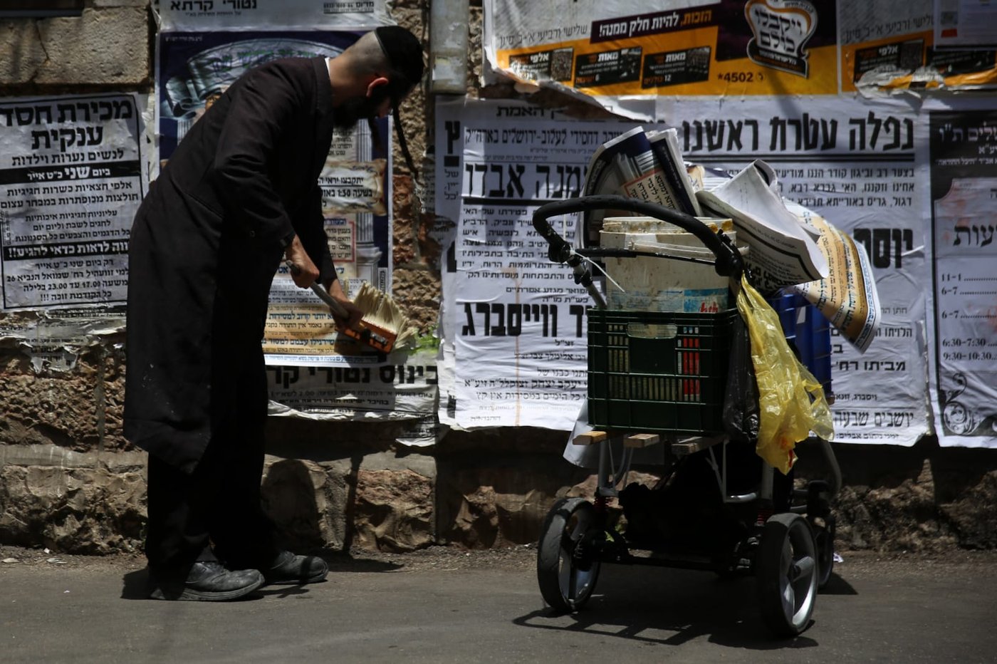 מדביק המודעות המיתולוגי נמלט מהפקחים - וחזר לעבודה. תיעוד