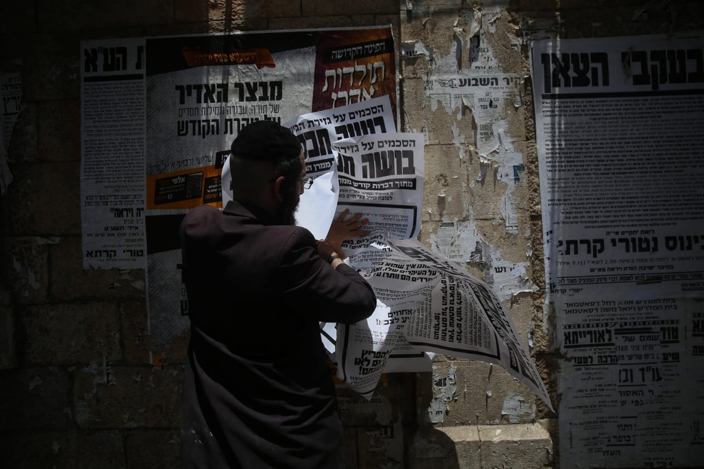 מדביק המודעות המיתולוגי נמלט מהפקחים - וחזר לעבודה. תיעוד