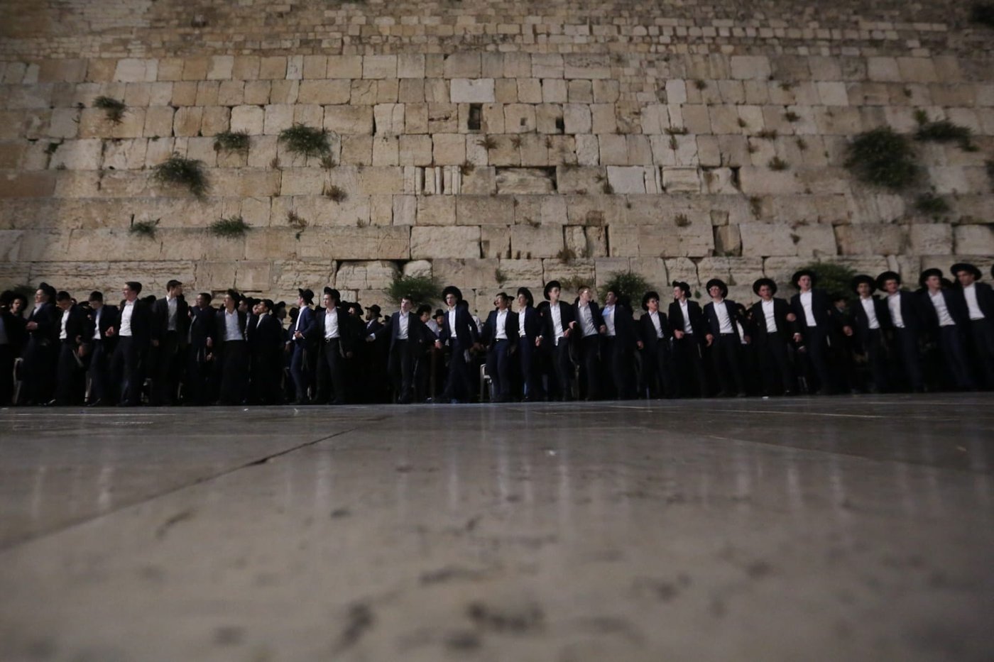 תיעוד: אלפי עמלי התורה שרו ורקדו בכותל המערבי