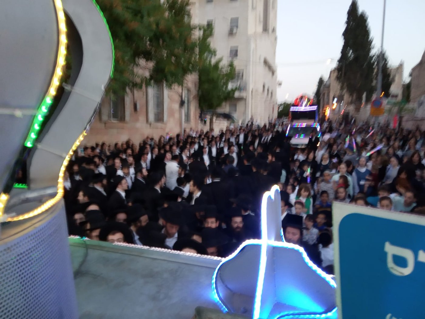 הנגיד יוסל טבאק תרם ס"ת לישיבת בריסק. תיעוד