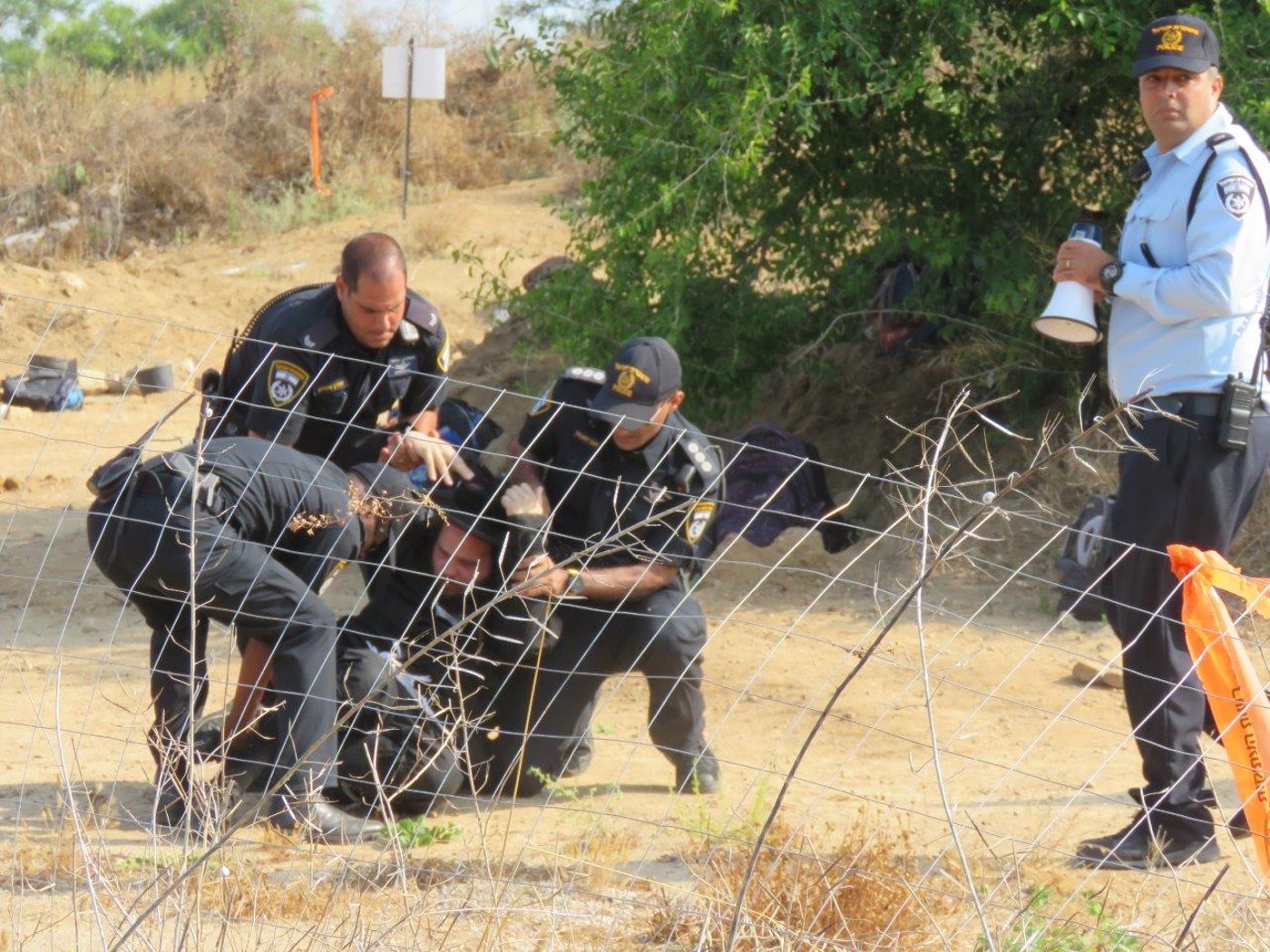 הקיצונים פרצו לעירייה ו"החליטו": מבטלים את חילול הקברים