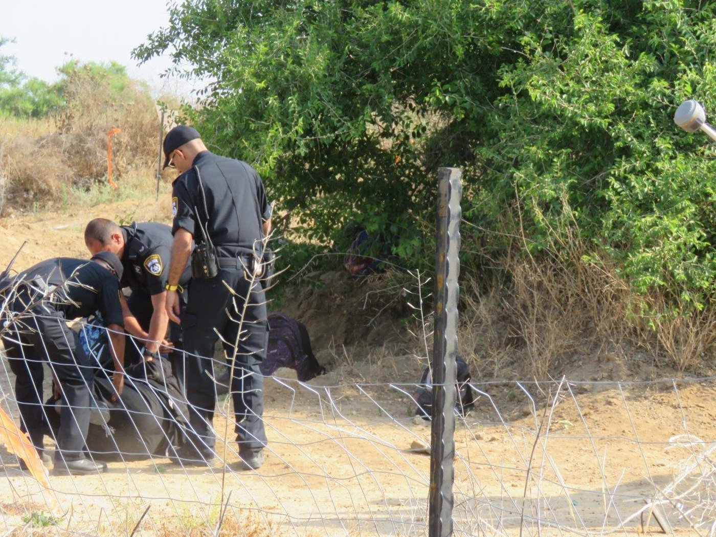 הקיצונים פרצו לעירייה ו"החליטו": מבטלים את חילול הקברים
