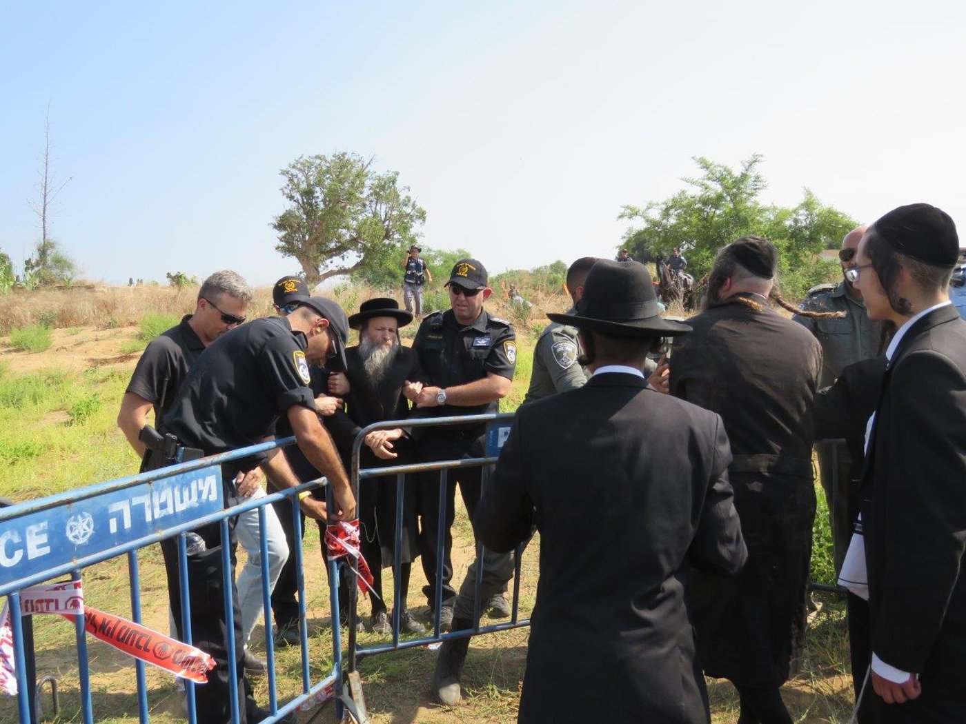 הקיצונים פרצו לעירייה ו"החליטו": מבטלים את חילול הקברים