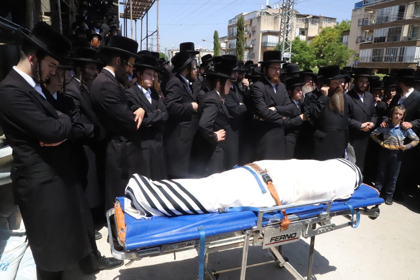 מאות בהלוויית הצלם של גדולי ישראל. צפו