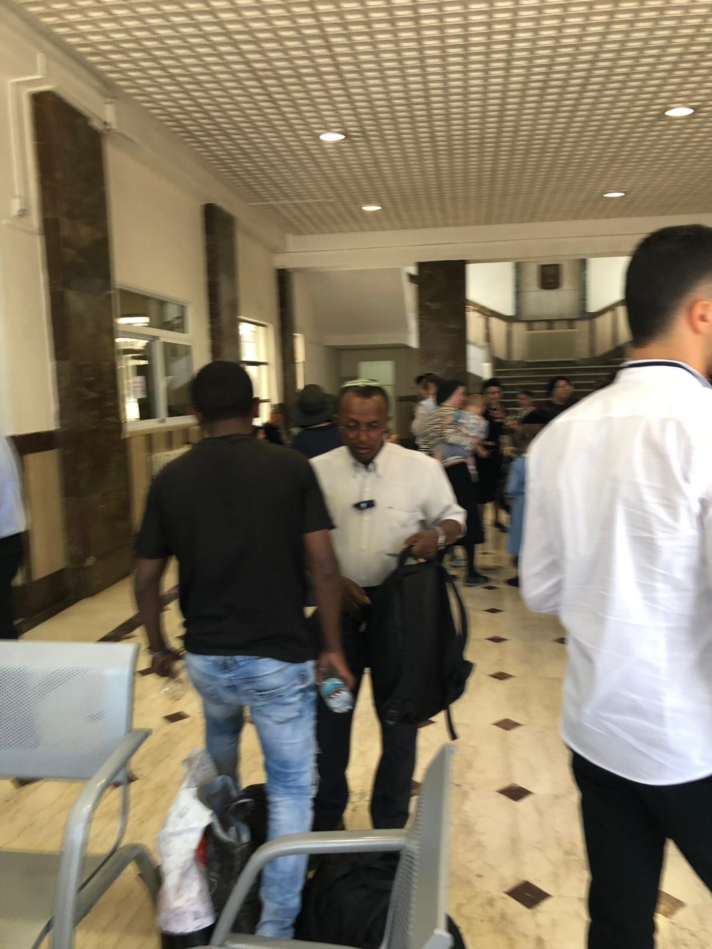 עשרות ילדות ואמהות בבית המשפט: רוצות גינה ב'בית ישראל'
