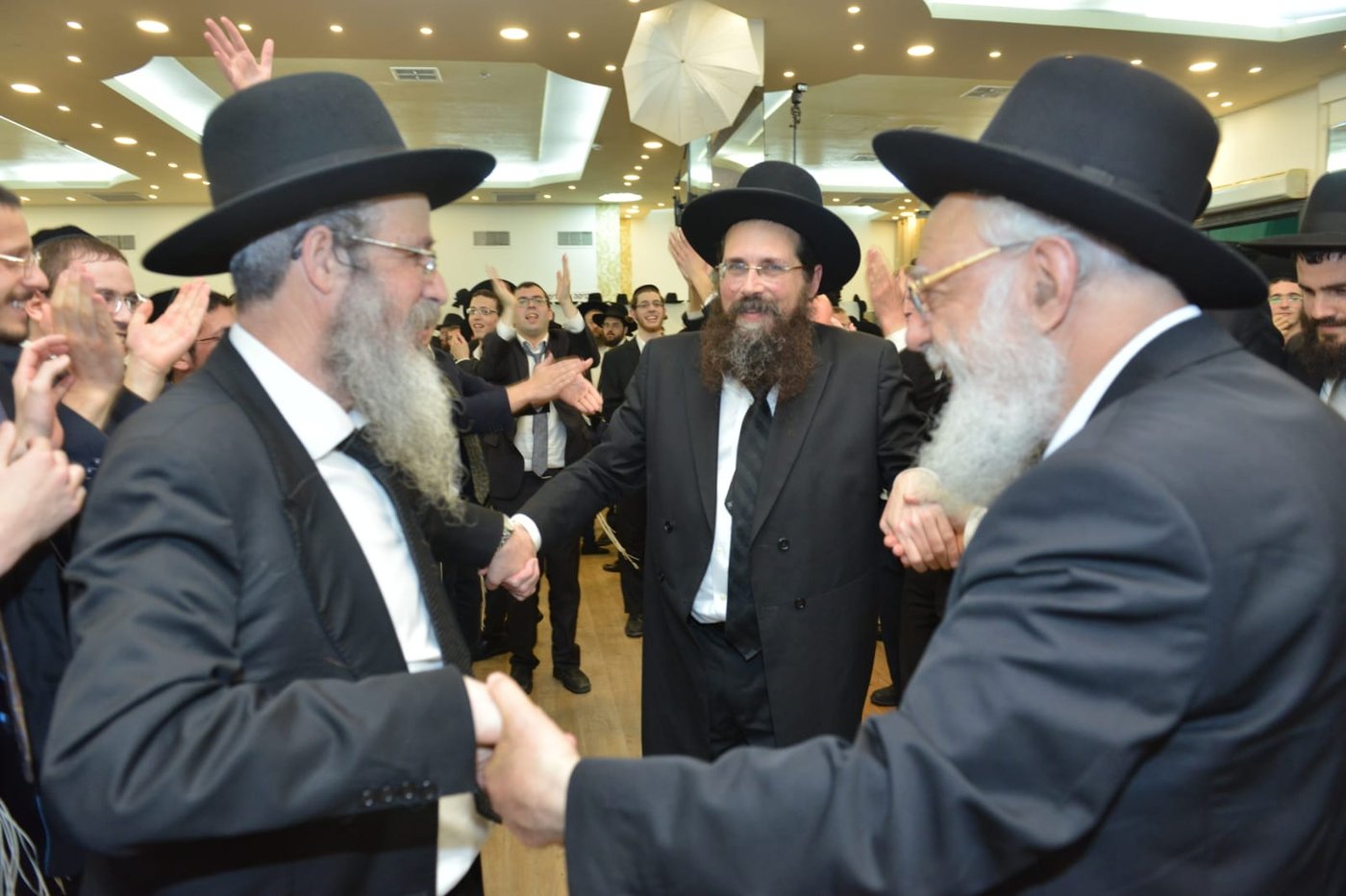 הגר"ד מילר עבר לכובע עגול; צפו בשמחת החתונה