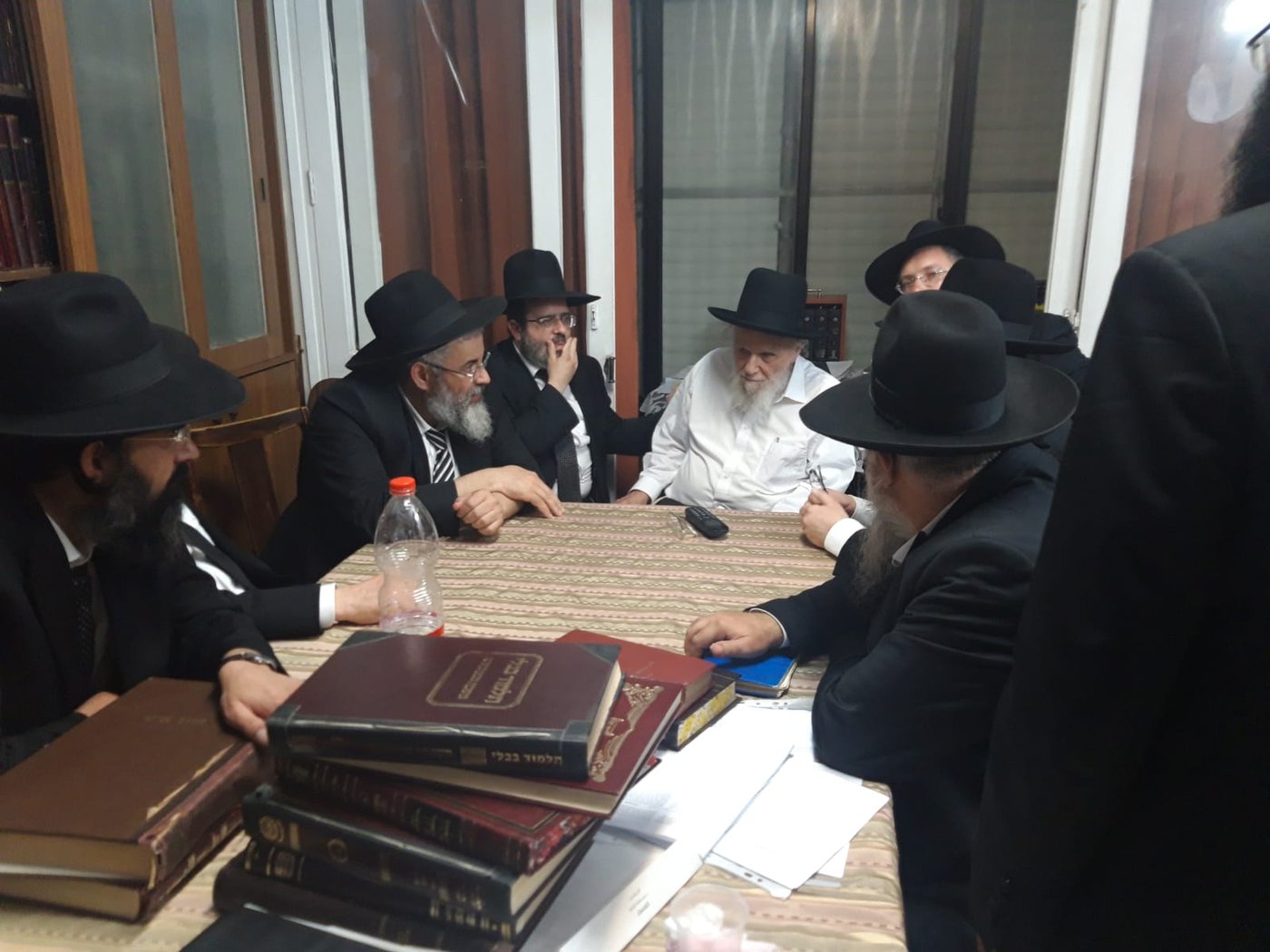בבית הגרמ"ה הירש: דיון לילי על הפיצוץ ברישום הספרדי