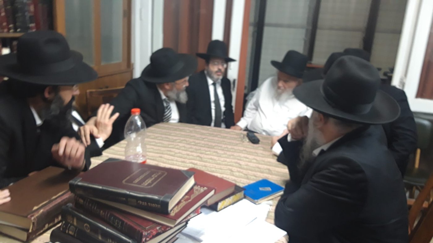 בבית הגרמ"ה הירש: דיון לילי על הפיצוץ ברישום הספרדי