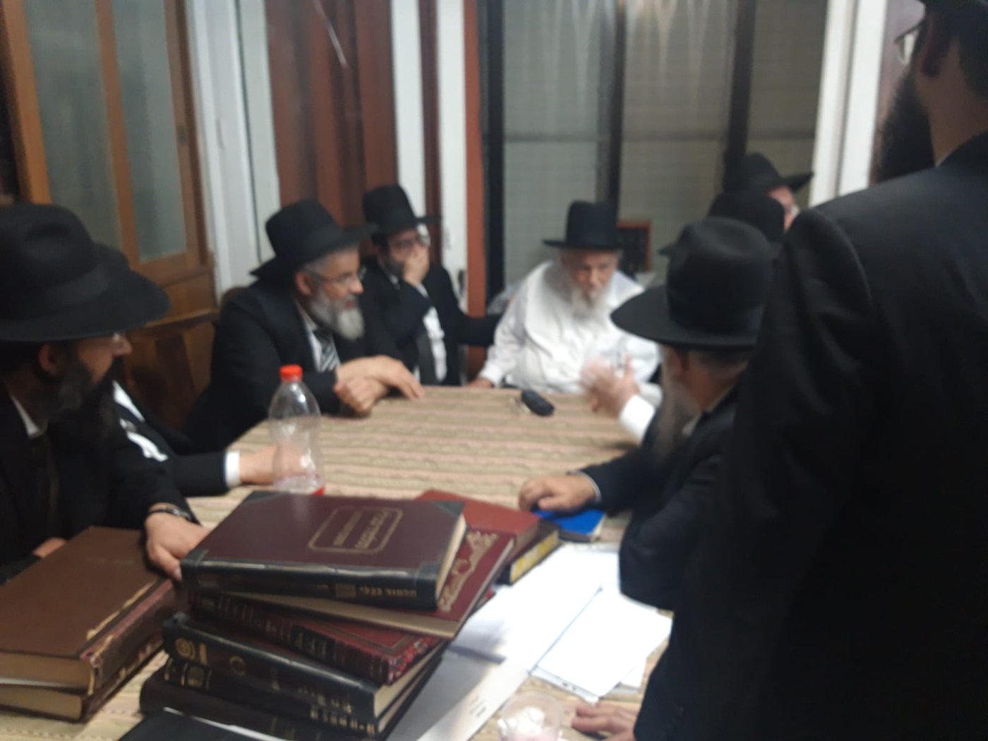 בבית הגרמ"ה הירש: דיון לילי על הפיצוץ ברישום הספרדי