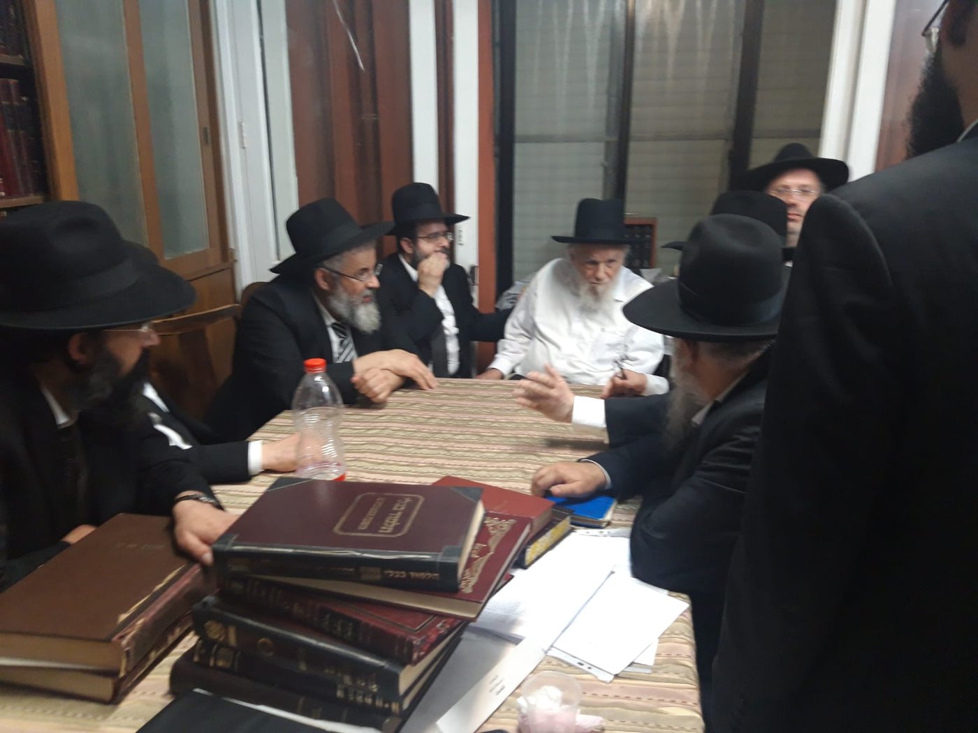 בבית הגרמ"ה הירש: דיון לילי על הפיצוץ ברישום הספרדי
