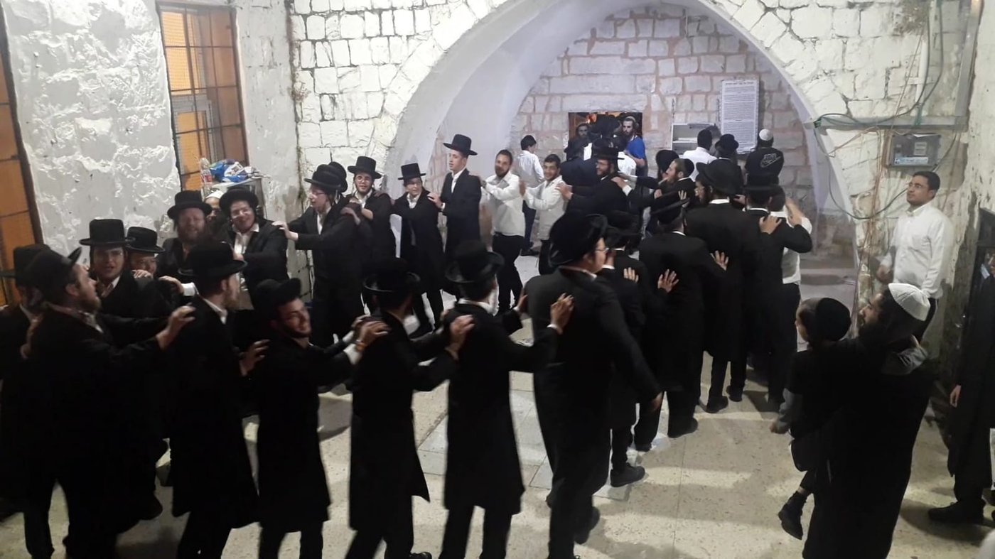 בחורי הישיבה החסידית נכנסו לקבר יוסף. צפו