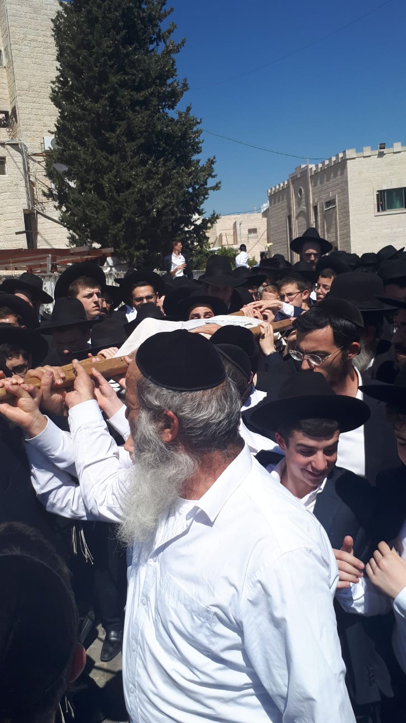אביו של בנימין הספיד בבכי: "בכל העולם התפללו בשבילך"